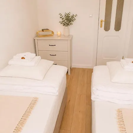 Flat - Walking Distance To The National Stadium *